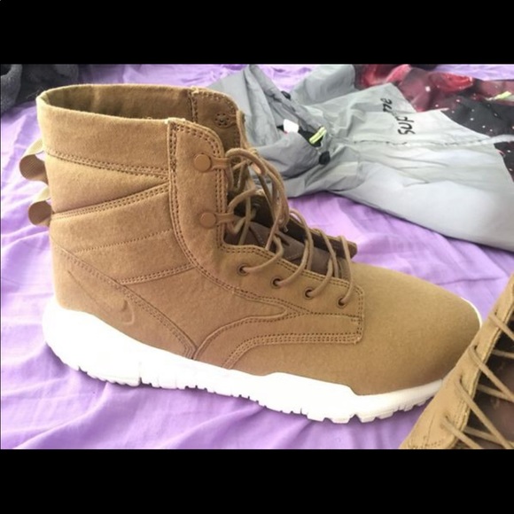 men’s nike khaki shoes - Picture 2 of 3